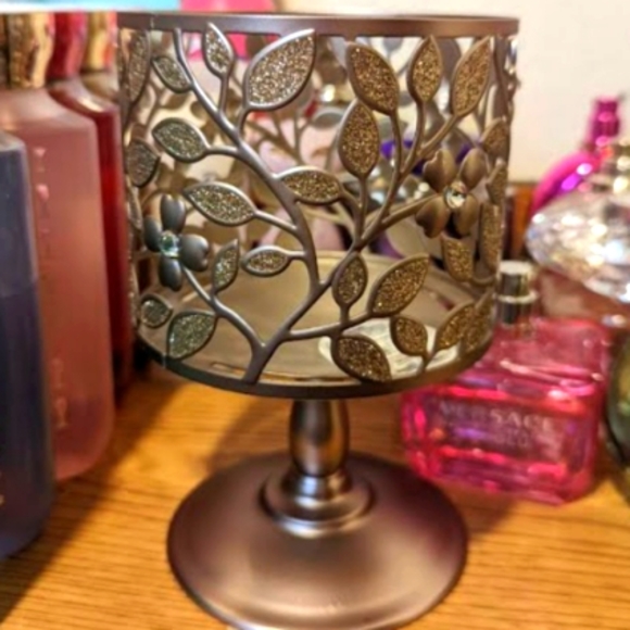 Bath &vBody Works DogwoodPedestal 3-Wick Candle Holder - Picture 3 of 4